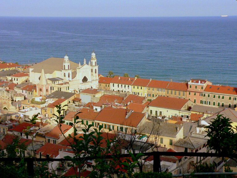 Pietra Ligure in provincia di Savona vista dall'alto
