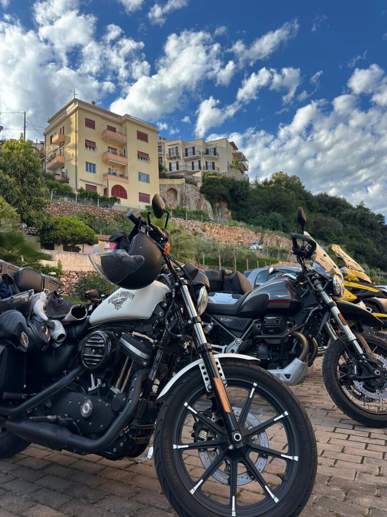 Parcheggio per moto privato presso il nostro piazzale all'Hotel Daria di Pietra Ligure