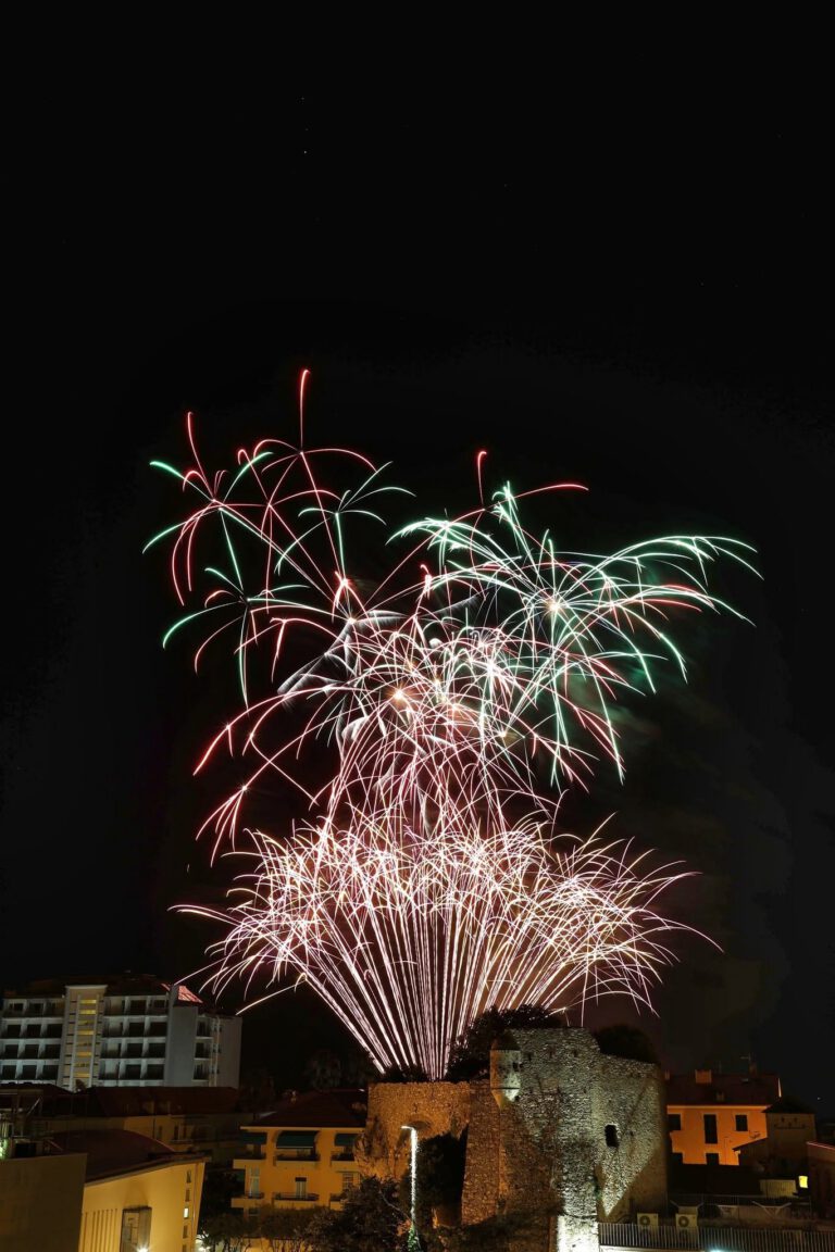 I fuochi artificiali per la festa del patrono a Pietra Ligure vista dall'Hotel Daria
