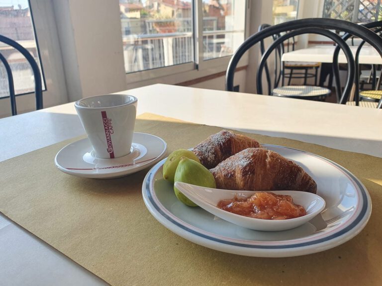 Colazione in terrazza all'Hotel Daria di Pietra Ligure
