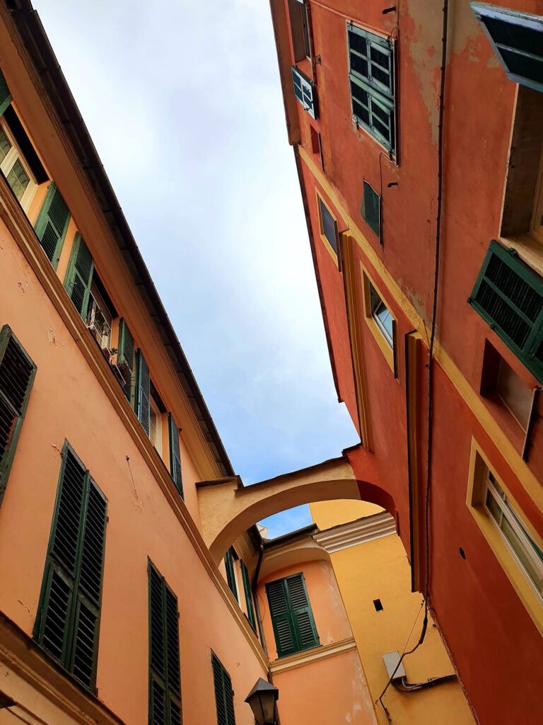 Un dettaglio dei caruggi nel centro storico di Pietra Ligure