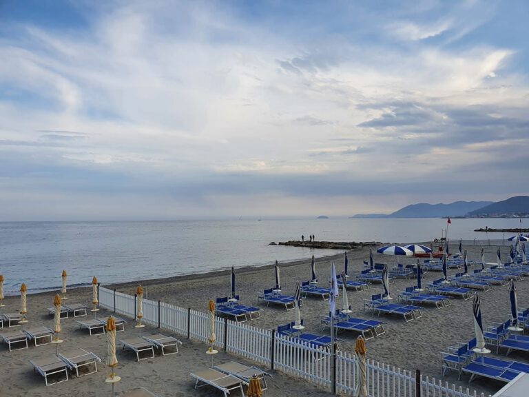 Le spiagge e il mare nel centro storico di Pietra Ligure in Liguria