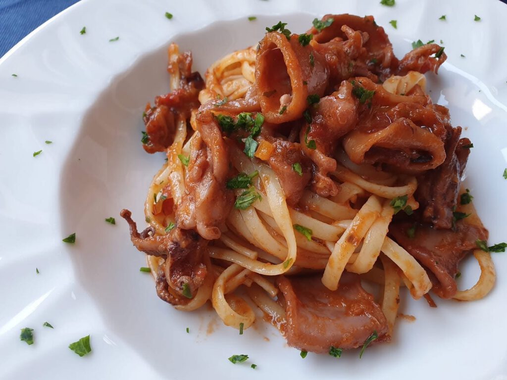 Linguine con camalaretti: uno dei piatti della cucina dell'Hotel Daria a Pietra Ligure