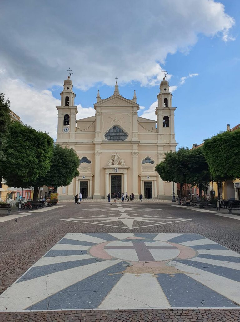 Basilica di San Niccolò e piazza nel centro storico di Pietra Ligure