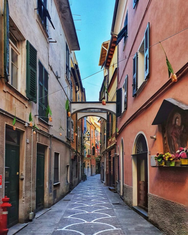 I caruggi nel centro storico di Pietra Ligure in provincia di Savona